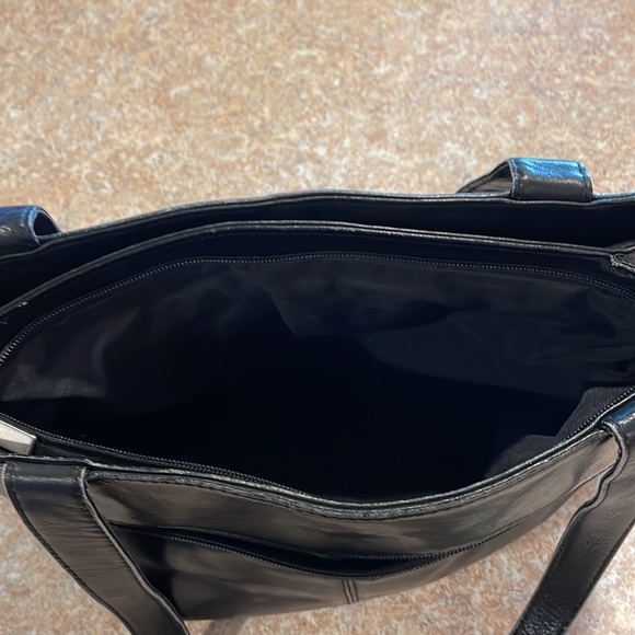 Black leather Wilson’s Leather purse - Picture 5 of 13